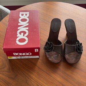 Bongo Women Size 9.5 Brown sandal with flower